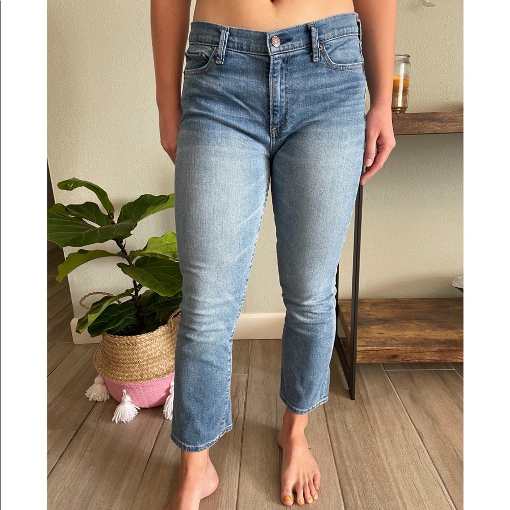 Gap 29R light wash straight leg Capri jeans